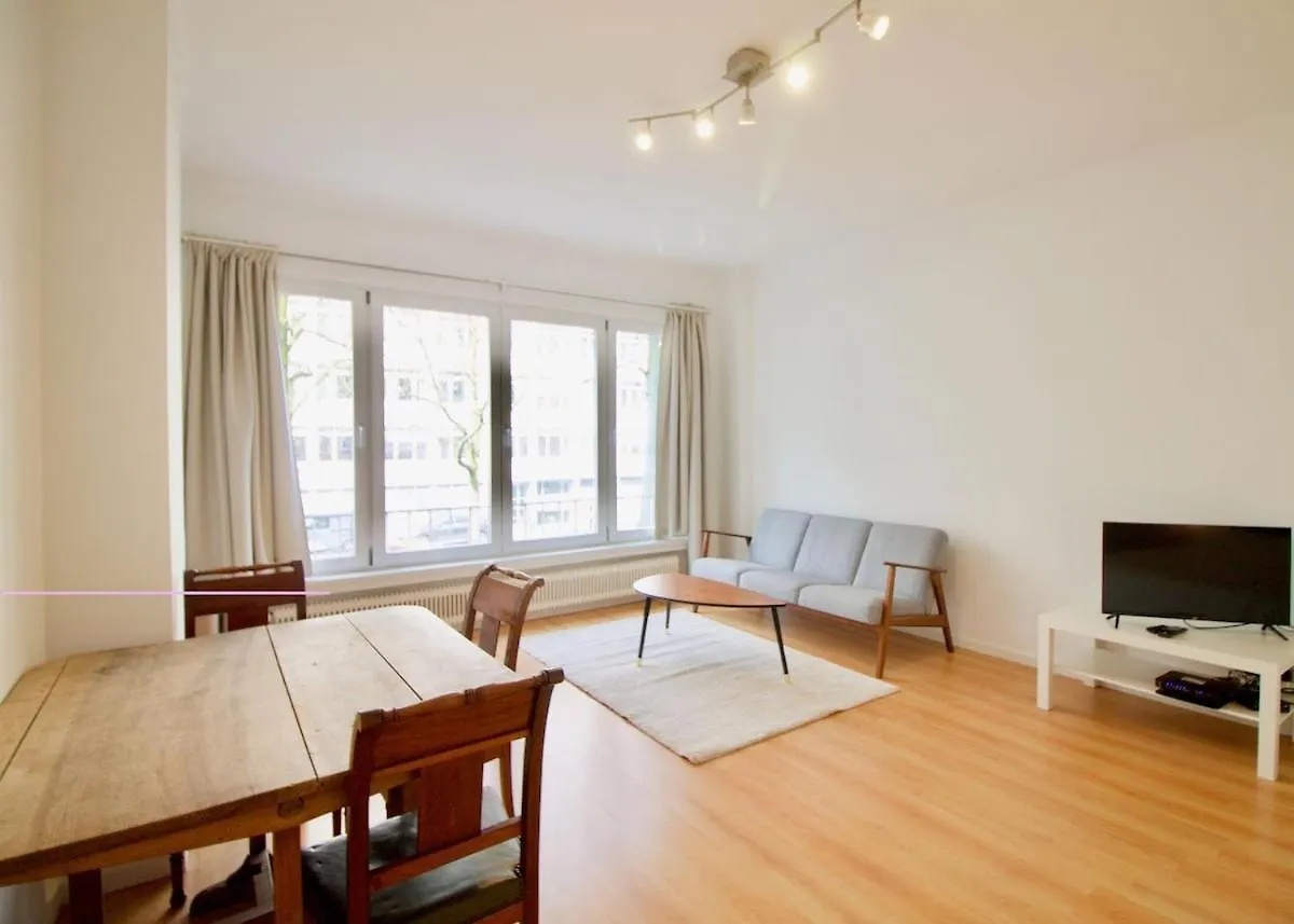 Very Nice & Large Studio-Plasky contacts